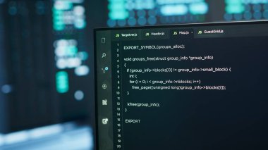 Sunucu merkezindeki bilgisayarlar optimum performans ve güvenilirliği sağlamak ve ana bilgisayarları yönetmek için kullanılır. Ağ bağlantılarını denetlemek için kullanılan yüksek teknoloji veri merkezindeki PC ekranında çalışan kodu kapat