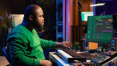 Ses mühendisi stüdyoda DAW yazılımıyla piyano notaları kaydediyor, geceleri elektronik aletlerle yeni müzik yapımında çalışıyor. Midi kontrolöründe beste yapan müzisyen. Kamera A.