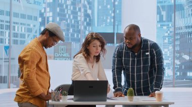 Emlakçı, müşterilere yeni bir ofis kiralama fırsatını değerlendirmek için planlar sağlıyor. İş ekibi emlakçıyla görüşüyor, sözleşme imzalıyor. Kamera B.