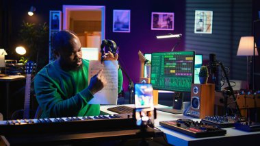 Yetenekli bir müzisyen, müzik notaları ve online video dersleri ile ev stüdyosunda internet dersleri veriyor. Yapımcı sanatçı akustik nota okumayı, piyano çalmayı öğretiyor. Kamera B.