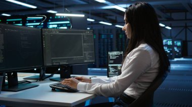 Veri merkezindeki yazılım geliştiricisi sistemin ağ oluşturma görevlerini yerine getirmesini sağlıyor. Bilgi İşlem uzmanı sunucu odasında PC ile ağ trafiğini takip ediyor, geliştirmeler yapıyor, kamera B