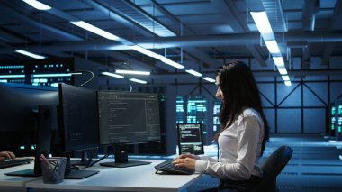 Veri merkezi ağ mühendisi en iyi performans ve güvenilirliği sağlamak için altyapı tasarımı, uygulaması ve yönetimi. Bilgisayardaki sunucu odası kodlaması bilişim uzmanı, kamera B