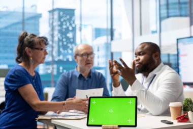 Finansal uzman yaşlı vatandaşlara sigorta poliçesi, tablette kroma anahtarı bulunması ve uygun bir emeklilik planı seçmeleri konusunda tavsiyede bulunuyor. Olgun erkek ve kadın hayat boyu birikim yapıyor..