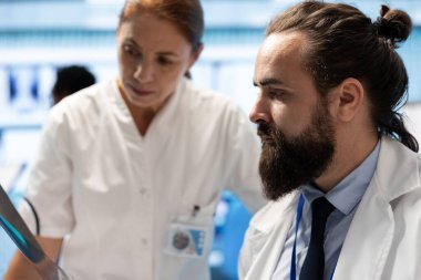 Tıbbi uzmanlar röntgen sonuçlarını analiz ediyor ve tedavi seçeneklerini tartışıyorlar. Lisanslı sağlık uzmanlarından oluşan bir ekip, klinikte doğru teşhis ve etkili iyileşme sağlamak için birlikte çalışırlar..