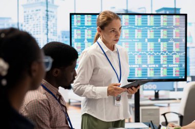 Proje yönetimi görevlerinde işbirliği yapan çeşitli çalışma ekipleri, kaynak tahsisini optimize etmek ve girişim hedeflerini güvence altına almak için akıllı teknoloji ve detaylı analizlerden yararlanmaktadır..