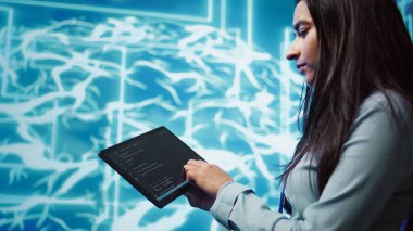 Mühendis karmaşık problemleri çözmek için insan beyninden modellenmiş tablet ve yapay zeka ağları kullanıyor. Veriye bakmak ve görevleri tamamlamak için makine öğrenme modelini kullanarak yönetimin kapatılması, kamera B