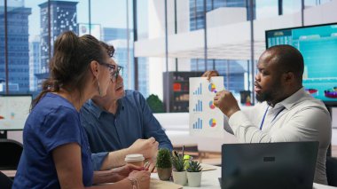 Olgun bir çift banka uzmanından profesyonel finansal tavsiye istiyor, aile giderlerini ve birikimlerini kullanarak emeklilik planlama stratejisini tartışıyorlar. Yatırım planı. Kamera B.