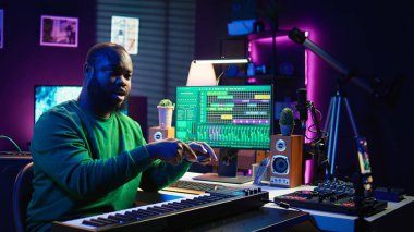 Müzisyen, insanların piyano çalmasına yardım etmek, kendi stüdyosundan ders vermek ve video dersleri kaydetmek için çevrimiçi ücretli dersler veriyor. Midi kontrol klavyesini çalan müzik öğretmeni. Kamera B.