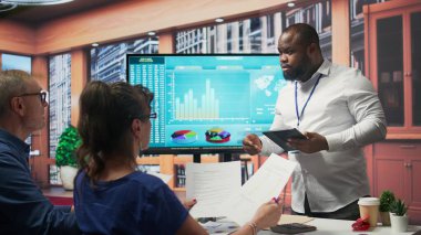 Komisyon danışmanı, orta yaşlı insanların emeklilik planı ve emeklilik seçeneği için finans uzmanıyla görüşmelerini vurguladı ve önemli şartlara işaret etti. Kamera B.