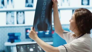 Genel pratisyen hekim hastaya teşhis testi sonuçları, analiz ve hasta bakımı için tıbbi teknolojinin klinik ortamda kullanılması konusunda danışmanlık yapar. Sağlık hizmeti sağlayıcısı. Kamera A.