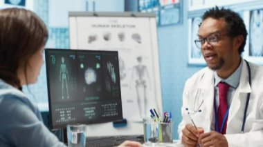 Kadın hastaya doğru teşhisi koyan pratisyen hekim tıp kabinesinde bir sağlık muayenesine katılıyor. Doktor röntgen görüntüleme ve tarama sonuçlarını, bakım yönetimini açıklıyor. Kamera A.