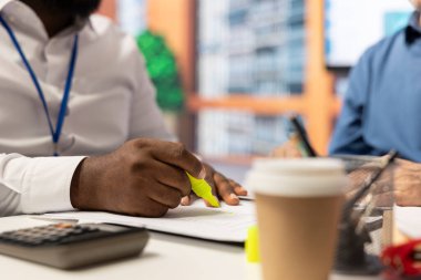 Modern ofisteki eski müşterilere açıklamak için sözleşme şartlarını vurgulayan finans uzmanı, üst düzey kişilere profesyonel tavsiyelerde yardımcı oluyor. Emeklilik planı seçiyorum. Kapat..