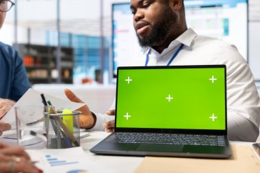 Üst sınıflar emeklilik planlarını finansal danışmanıyla görüşüyor. Dizüstü bilgisayarlarında kopya alanı kullanıyorlar. Uzman ve müşteriler gelecekteki yatırımlar için finansal seçenekleri araştırıyorlar.