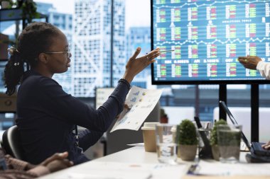 Çeşitli yönetim heyeti, interaktif kuruldaki bütçe raporlarını değerlendirir, stratejik yatırımlar ve ortak bir yönetim kurulu toplantısında bir sonraki projenin hedeflerini tartışır..