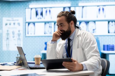 Özel bir klinikte tedavi için radyoloji test sonuçlarını inceleyen lisanslı bir uzman. Sigorta konusunda iyi tıbbi hizmetler sunan uzman bir doktor..