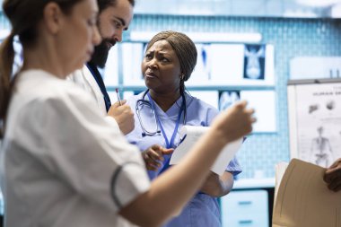 Doktorlar ve radyologlar etkili tedavi hizmetleri geliştirmek için insan anatomisi taramalarını analiz ederler. Doğru sağlık çözümleri için radyoloji ve tanı konularında takım çalışması ve uzmanlık yapıyor.