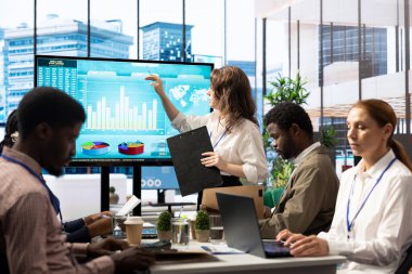 İş arkadaşlarından oluşan bir ekip, gelecekteki gelişmeler için eski projelerle ilgili geri bildirim üzerinde çalışıyor, ortak çalışma alanı toplantı odasında pazarlama stratejileri geliştiriyor. Başlangıç organizasyon planlama etkinliği.