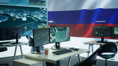 Büyük ekranda ulusal bayrağı gösteren boş bir Rus ordu komuta merkezi korku ve yanlış bilgilendirme yaratmak için sahte haberler ve propaganda yaymaya çalışıyor. Terörist ideolojisi. Kamera B.