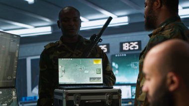 Ordu subayı, düşmana karşı bilgi toplamak için takip yazılımı kullanıyor. Ordu profesyoneli bilgi toplamak için not defteri kullanıyor askerlere yardım ediyor, görev faaliyetlerini koordine ediyor, kamera A