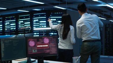 Sunucu merkezindeki teknisyenler güvenlik duvarını aşan ve hassas verileri çalan hacker tarafından uyarıldı. İş arkadaşları, Veri Merkezi çalışma alanı kamera A 'da güvenlik ihlali uyarısı gördükten sonra panikledi