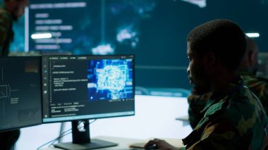 Bilişim programlama teknisyeni nöral ağ ve yapay zeka yoluyla bilgi topluyor, ordu operasyonlarına yardım etmek için programlama dili ve yeni teknolojiler kullanıyor. Derin öğrenme. Kamera A.