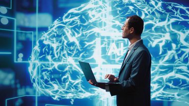 Bilgisayar bilimcisi yapay zeka paralel işlemlerini uygulamak için dizüstü bilgisayar kullanıyor, karmaşık hesaplama görevlerini bozuyor, yapay zeka sistemlerinin daha hızlı veri girdisi işlemesine olanak sağlıyor, kamera B