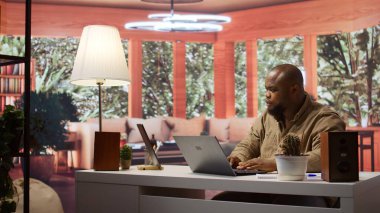 Çevrimiçi ticaret ve proje yönetimi için dizüstü bilgisayar kullanan ev temelli girişimci başarılı bir uzaktan çalışma ortamı sağlıyor. Telekomünikasyon kurulumundaki finansal analizlere odaklanıyorum. Kamera B.