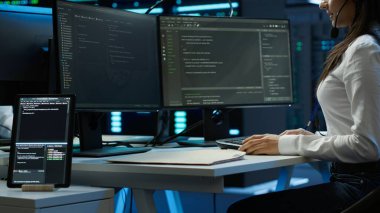 Veri merkezindeki teknisyen, kullanıcılara teknik destek sağlıyor, sorun giderme sorunları, kapatın. Sunucu merkezi çalışanları müşteriler ve kamera A tarafından istenilen operasyonel teknik müdahalelerde bulunuyorlar.