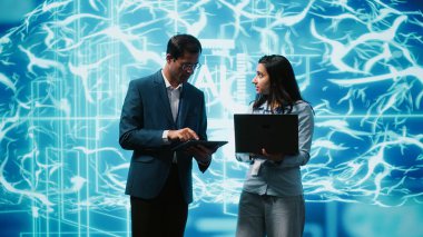 Yapay Zeka sinir ağlarını kullanan takım arkadaşları karmaşık problemleri çözmek için insan beyninden modellenmiştir. Bilgi işleme uzmanlarından oluşan bir ekip verileri ve tüm görevleri, kamera A 'yı incelemek için derin öğrenim kullanıyor.