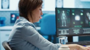 Tıbbi uzman oksimetre ile oksijen doygunluğu seviyelerini ölçüyor ve şarjörlü bir dijital cihazla yaşam belirtileri ölçümleri yapıyor. Doktor randevuda bir hastaya danışıyor. Kamera A.