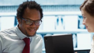 Tıbbi uzman kabinedeki test sonuçlarını açıklıyor. İyileşme sürecindeki adama yardım etmek için röntgen görüntülerini inceliyor. Sağlık ekibi muayene sırasında tarama yorumu yapıyor. Kamera A.