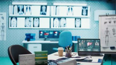 Modern tıbbi gereçler ve haplarla dolu boş bir doktor ofisi, bir sonraki hasta muayenesi için hazır. Gelişmiş tanı, sağlık hizmetleri ve hasta bakımı yönetiminin altı çizili.