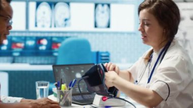 Doktor kan basıncı monitörüyle tıbbi konsültasyon yapıyor, nabız ve kalp atışı ölçümleri yapıyor. Yüksek kalite kontrol ve sağlık hizmetleri sağlıyorlar. Kamera A.