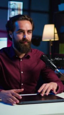Dikey video gülümseyen teknoloji içeriği yaratıcısı yeni başlatılan oyun dizüstü bilgisayarının incelenmesini incelikten etkilenerek kaydediyor. İnternet yıldızı sponsorluğunda abonelere not defteri, kamera B
