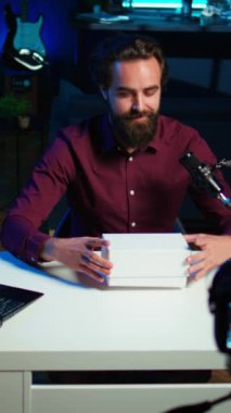 Dikey video teknolojisi gurusu profesyonel kamerayı kullanarak yeni cep telefonunun teknik incelemesini kaydediyor ve boks videosu açıyor. İçerik oluşturucu abonelere telefon kulübesini gösteriyor, yüksek teknoloji teçhizatıyla kayıt yapıyor