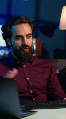 Stüdyodaki dikey video adam sponsorluk markasından aldığı klavyeyi inceliyor. Canlı yayın sırasında Bluetooth kablosuz bilgisayar periferikalini tanıtmak için çevrimiçi program sunucusuna para ödendi.