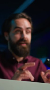 Dikey video ASMR içerik yaratıcısı tripodun üzerinde kaliteli mikrofon ve cep telefonu kullanarak stres karşıtı videolar yapıyor, fısıldayan ses kullanarak, kapatın. İnsan uykusunu getirmek için profesyonel mikrofon kullanıyor.