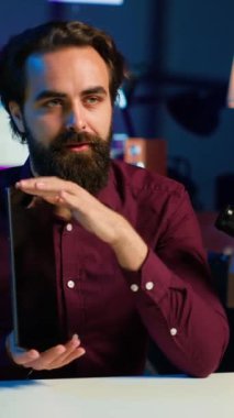 Teknoloji meraklıları için Stüdyo Filmleri Tablet Video İnceleme 'deki Dikey Video Eğlendiren Adam. Viral medya yıldızı internet şovuna ev sahipliği yapıyor, dijital taşınabilir cihazları açıyor, etkileniyor