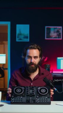 Dikey video teknolojisi gurusu yeni çıkan DJ kontrolörünün görüntülerini kaydediyor, kutusunu açıyor ve izleyicilere özelliklerini sunuyor. Takipçilere ses karıştırıcı ekipmanı ve kamera gösterici