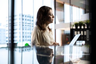 Finansal planlama ve bütçe tahsisi üzerinde çalışan kadın CEO 'lar, şirketin kaynaklarının maksimum kar ve uzun vadeli hedeflere ulaşmak için etkin bir şekilde kullanılmasını sağlıyorlar..