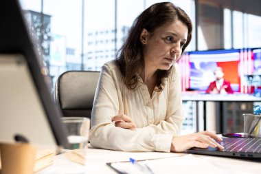 Başarılı iş kadını proje planlama ve uygulamalarını denetleyerek, şirket girişimlerinin stratejik hedefler ve pazar talepleriyle uyumlu hale gelmesini sağlıyor. Gelişim için stratejik düşünme.