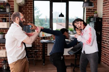 İş yerindeki korkunç zombi iblisler iş adamını kaçırıyor, elini ısırmaya çalışıyor. Tehlikeli canlandırılmış kadavralar BIPOC adamını kabuslarında dehşete düşürüyor, iş yerinde beyniyle ziyafet çekiyor.