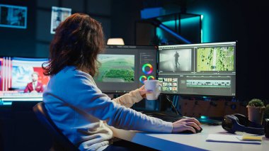 Videograf, bir fincan kahvenin tadını çıkarırken görüntüleri birleştirmek için kurgu yazılımını kullanıyor. Sıcak içecek içerken özel renk düzeltme klipleri, kamera B