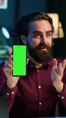 Dikey video iyimser teknoloji uzmanı akıllı telefon performansını değerlendiriyor, kullanılan yüksek kaliteli bileşenlerden memnun. İnternet için izole edilmiş ekran telefon denetimi çeken eğlendirici