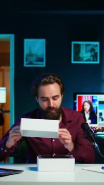Dikey video teknolojisi gurusu en son telefonu inceliyor, neon ışıklar stüdyosunda internet şovu çekiyor, profesyonel mikrofon kullanarak teknoloji vlog 'u çekiyor. Vlog yazarı piyasadaki en iyi akıllı telefonları sunar