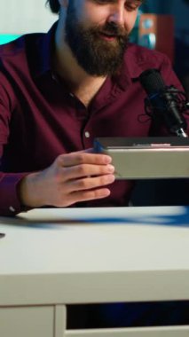 Dikey video Neşeli internet yıldızı çevrimiçi platform kanalı için Bluetooth taşınabilir hoparlörünün teknoloji değerlendirmesini yapıyor, kapatın. Neşeli etkili izleyicilerine müzik aleti sunar.