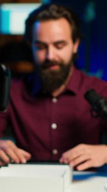 Akıllı telefon performansını değerlendiren dikey video teknolojisi gurusu yüksek kaliteli bileşenlerin kullanılmasından memnun. İçerik oluşturucu çevrimiçi kanal için cep telefonu incelemesi çekiyor, tavsiye ediyor, kamera A