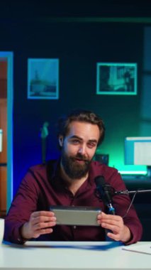 Dikey video Neşeli internet yıldızı çevrimiçi platform kanalı için Bluetooth taşınabilir hoparlörünün teknoloji değerlendirmesini yapıyor, kapatın. Neşeli etkili izleyicilerine müzik aleti sunar.