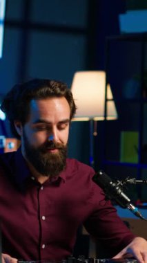 Dikey Videocu, yeni başlatılan DJ denetleyicisini tavsiye ediyor. Müritlerin önünde yüksek kaliteli ses karıştırıcı aygıtı kullanımını destekleyen nüfuzlu kişi, kamera A