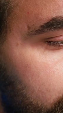 Dikey video içerikli yapımcı, kendi hakkında konuşurken ev stüdyosundaki üretim ekipmanlarıyla birlikte geceleri RGB ışıklarıyla aydınlanan bir video kaydediyor. Profesyonel olarak konuşan bir şovmen.